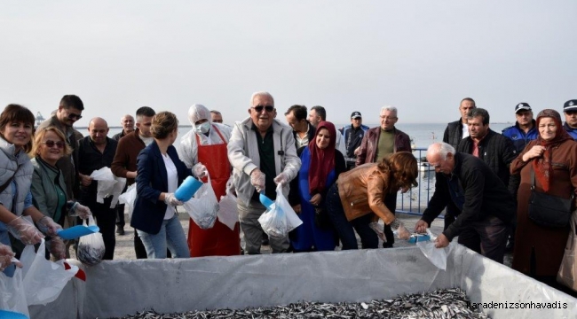 KDZ. EREĞLİ'DE 16. HAMSİ FESTİVALİ ATEŞİ YANDI HALKA 10 TON HAMSİ DAĞITILDI