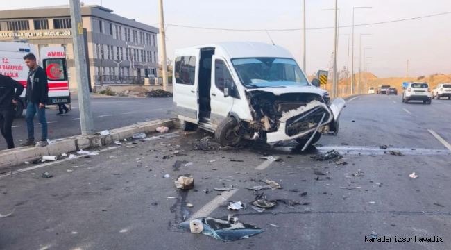 Şırnak'ta minibüs ve hafif ticari araç çarpıştı: 19 yaralı