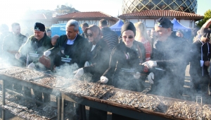 8'inci Hamsi Festivalinde 2 ton 53 kilo hamsi vatandaşlara ikram edildi