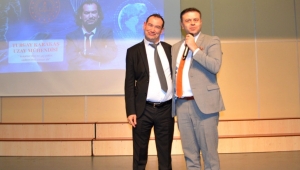 Türkiye'nin ilk serebral palsili uzay mühendisi Turgay Karakaş öğrencilerle buluştu