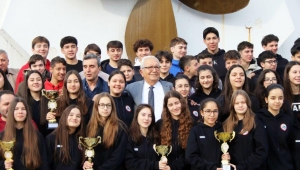 BAŞKAN POSBIYIK, BELEDİYESPOR BASKETBOL ALT YAPI SPORCULARINI AĞIRLADI