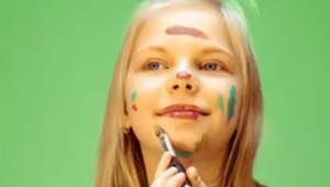 Çocuklarda makyaj tehlikesi: 7 yaşa indi
