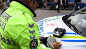 İzmir Karabağlar'da trafikte saldırı: Sürücünün ehliyetine 2045'e kadar el konuldu