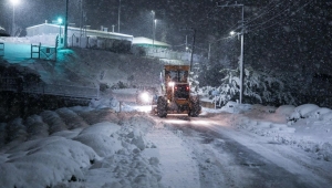 RİZE BELEDİYESİ KAR TEMİZLEME VE TUZLAMA ÇALIŞMALARINA DEVAM EDİYOR