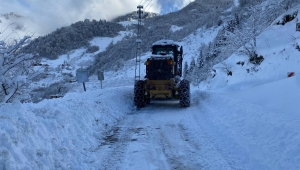 TRABZON BÜYÜKŞEHİR EKİPLERİ, KAPALI MAHALLE YOLLARINI AÇIYOR