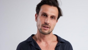 BURAK ALP YENİLMEZ GRAMAFON İLE İNGİLTERE YOLCUSU