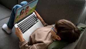 Uzmandan ailelere kritik uyarı: Erken yaşta kontrolsüz ekran kullanımı dil ve sosyal gelişimi olumsuz etkileyebilir