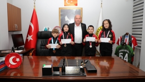 Başkan Mehmet Ata, Başarılı Karatecileri Ağırladı