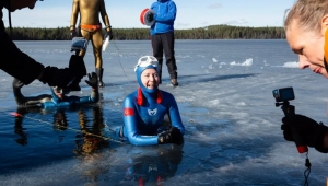 Birgül Erken dünya rekoru kırdı: Buzun altında tek nefesle 141 metre yüzdü