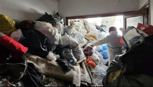 Bursa'da bir evden 4 kamyon dolusu çöp çıkarıldı