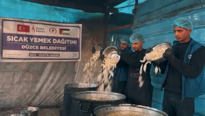 Düzce Belediyesi Gazze’de iftar sofrası kurdu