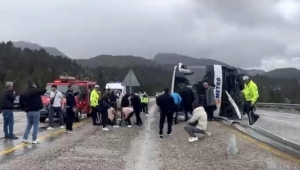 Konya’da yolcu otobüsü devrildi: 14 kişi yaralandı