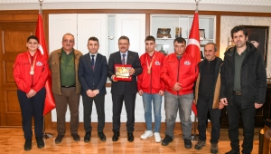 TEKNOFEST ŞAMPİYONLARINDAN BAŞKAN GENÇ’E ZİYARET