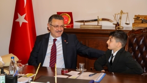 Başkan Genç koltuğunu minik Hamzaya devretti