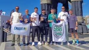 Büyükşehir sporcuları zorlu maratondan madalyayla döndü