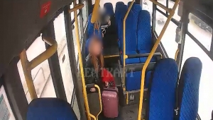 DURAKTA FARK ETTİ VAKİT KAYBETMEDEN HASTANEYE YETİŞTİRDİ