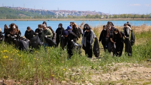 Göl havzasına bırakılan atıklar gönüllü öğrencilerin desteğiyle temizlendi