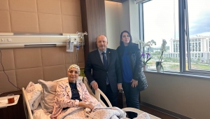  Hüseyin Özbakır ve Eşi Deniz Özbakır'dan Başdanışman Saadet Oruç'a Geçmiş Olsun Ziyareti