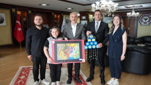 BAŞKAN METİN’DEN ÖRNEK DAVRANIŞA ANLAMLI HEDİYE