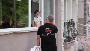 HER GÜN SELAMLADIĞI ÇÖP KAMYONU KAPISINA GELDİ