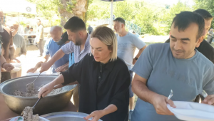 Akçakoca Belediye Başkanı Alev Ünal, geleneksel cümle mevlit programında pilav dağıttı