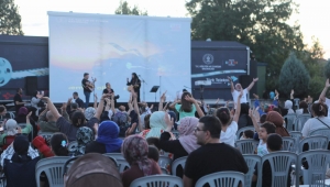 Arifiye'de Açık Hava Sineması ve Konser ile Yaz Akşamına Renkli Buluşma