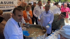 Bakan Kacır Zonguldak'ta Cuma Namazı Çıkışı Vatandaşlara Aşure İkram Etti! 