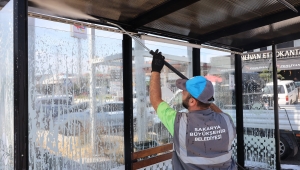 Büyükşehir ekipleri 16 ilçede durakları tek tek temizliyor