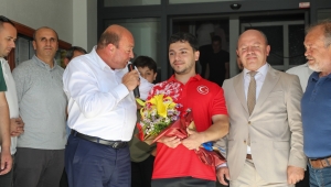 Ferizli’nin Gururu Hacı İsmail Bekar’a Coşkulu Karşılama