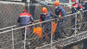 İHA saldırısı kurbanı denizcinin cenazesi Trabzon'da itfaiyeciler tarafından gemiden çıkarıldı