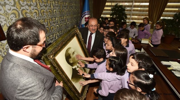 Başkan Gümrükçüoğlu, ilkokul öğrencilerini ağırladı