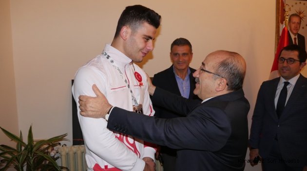 Başkan Gümrükçüoğlu şampiyon boksörü altınla ödüllendirdi