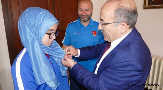 Başkan Gümrükçüoğlu şampiyon kareteciyi altınla ödüllendirdi