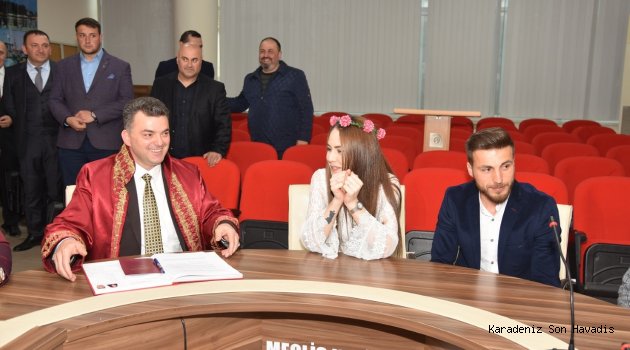 “Başkan Sarı İlk Nikâhı Kıydı”