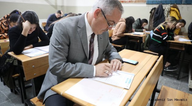 Belediye Başkanı, öğrencilerle deneme sınavına girdi