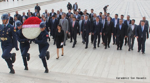 Cumhur İttifakı'nın İzmir'de seçimleri kazanan 5 belediye başkanı, Anıtkabir'i ziyaret etti