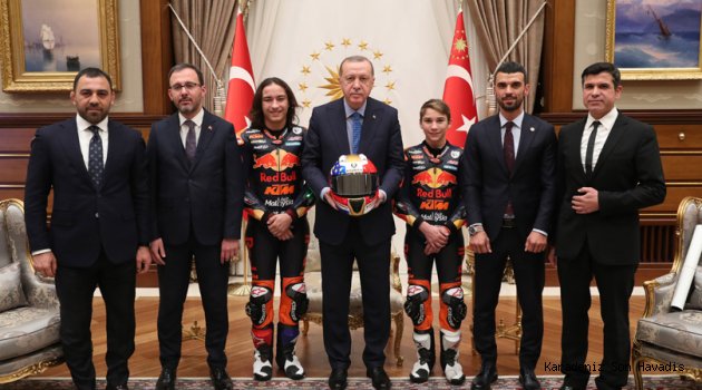 Cumhurbaşkanı Erdoğan, millî motosikletçiler Can ve Deniz Öncü kardeşleri kabul etti