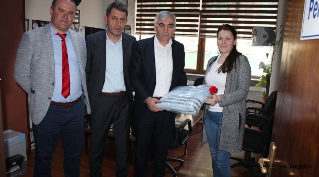 DEMİRCİDEN BAYAN PERSONELE 8 MART KARANFİLİ