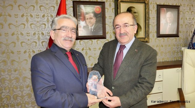 Emeklilerden Başkan Gümrükçüoğlu’na teşekkür plaketi