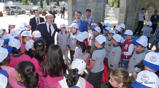 Gümrükçüoğlu öğrencileri ağırladı