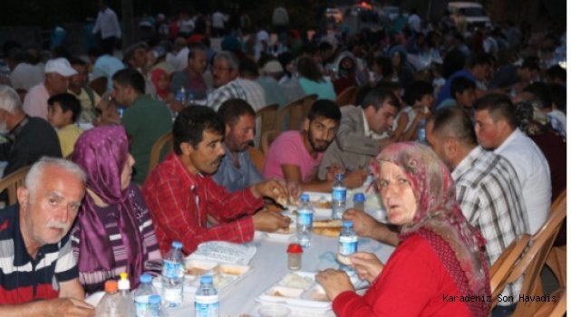 İFTAR SOFRASI YENİ MAHALLE KETMENLİ CADDESİNDE KURULDU