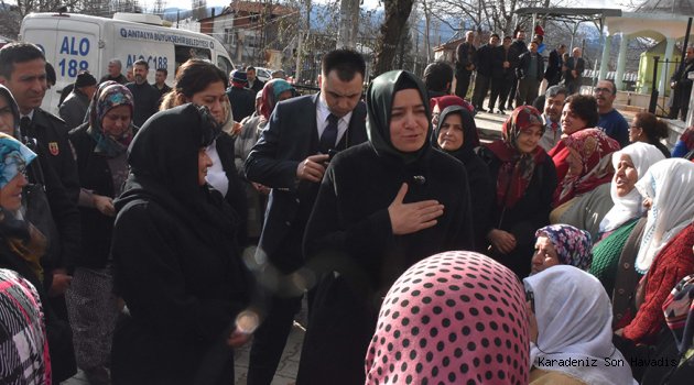 Kaya, halası Ümmuhan Sayan'ın cenaze törenine katıldı