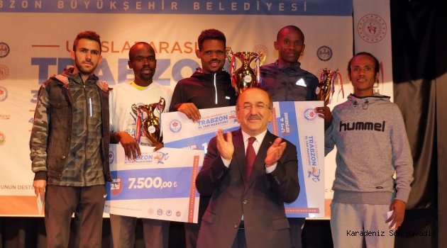 Maratonda dereceye girenler ödüllendirildi