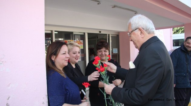 Posbıyık Kadınlara Karanfil Verdi