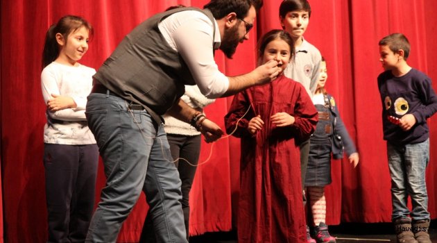 RİZE'DE ÇOCUKLAR KARAGÖZ HACİVAT’LA EĞLENDİ