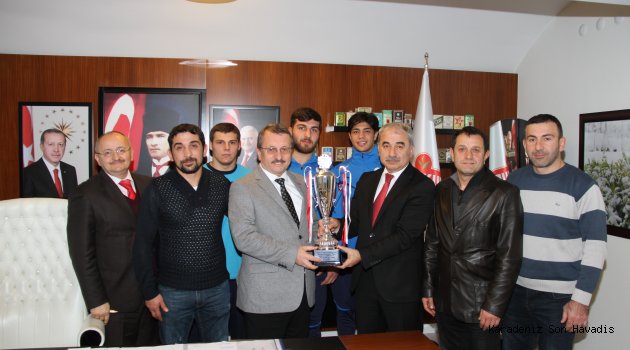 SÜTLÜOĞLU TÜRKİYE ŞAMPİYONU OLAN GÜREŞCİLERİNİ TEBRİK ETTİ