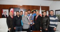 SÜTLÜOĞLU TÜRKİYE ŞAMPİYONU OLAN GÜREŞCİLERİNİ TEBRİK ETTİ