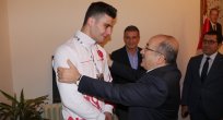 Başkan Gümrükçüoğlu şampiyon boksörü altınla ödüllendirdi