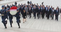 Cumhur İttifakı'nın İzmir'de seçimleri kazanan 5 belediye başkanı, Anıtkabir'i ziyaret etti