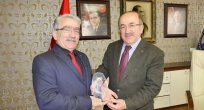 Emeklilerden Başkan Gümrükçüoğlu’na teşekkür plaketi